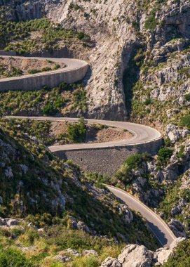 İspanya 'nın Mallorca kentindeki ünlü Sa Calobra yolu, tüm bisikletçiler ve turistler için favori bir yerdir.