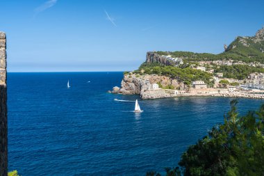 Port de Soller 'deki güzel sahil manzarası, Mallorca, İspanya, Akdeniz' deki yat ve gemiler için liman