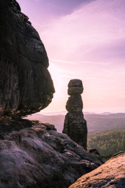 Barbarina 'nın kayalık kayalıklarında pembe gün doğumu, Almanya' nın Sakson İsviçre Ulusal Parkı 'nda Pfaffenstein. Favori turistik yer