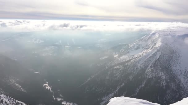 Widok Ośnieżone Szczyty Górskie Chmury Słoneczny Dzień Górach Zimą Sniezka — Wideo stockowe