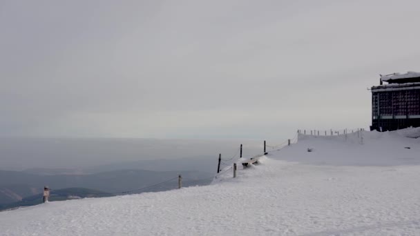 Vista Picos Montanha Cobertos Neve Nuvens Dia Ensolarado Nas Montanhas — Vídeo de Stock