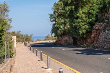 Dağlardaki yol, Mallorca, İspanya. Balearic Adaları 'ndaki Mallorca Adası' ndaki Port de Soller 'de denize bakan dağın kıvrımları.