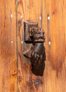 Kadın eli şeklinde demir saplı eski ahşap bir kapı. Yüzüklü asil bir el. Mallorca adasında, Balearic Adaları