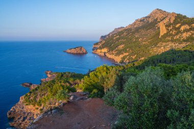Günbatımında Port de Soller 'deki sahil şeridinin güzel manzarası, İspanya' nın Mallorca adasındaki huzurlu yat limanı, Akdeniz