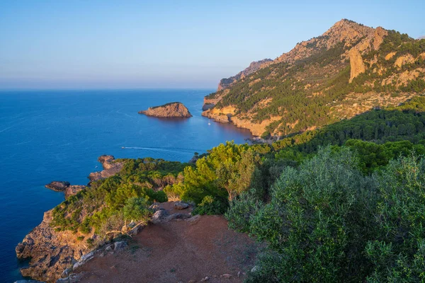Günbatımında Port de Soller 'deki sahil şeridinin güzel manzarası, İspanya' nın Mallorca adasındaki huzurlu yat limanı, Akdeniz