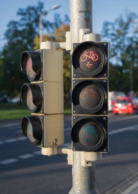 Bisikletçiler için trafik ışığı. Kırmızı ışık yanıyor. Hareket denetimi 