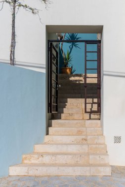 Küçük bir eve giden taş merdivenler, uzakta bir palmiye ağacı var. Balearic Adaları, Mallorca
