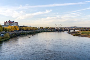 Dresden, Almanya. Eski kasabanın tarihi merkezinin panoramik manzarası, Elbe Nehri ve eğlence tekneleri. 