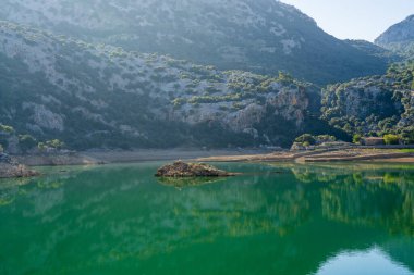 İspanya 'nın Mallorca kentindeki kayaların arasında yer alan küçük bir göl, Torrent de Gorg Blau.. 