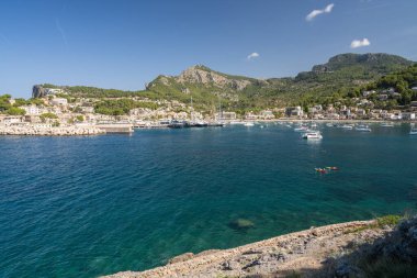 Port de Soller 'deki güzel sahil manzarası, Mallorca, İspanya, Akdeniz' deki yat ve gemiler için liman