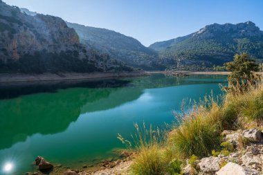 İspanya 'nın Mallorca kentindeki kayaların arasında yer alan küçük bir göl, Torrent de Gorg Blau.