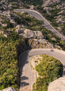 İspanya 'nın Mallorca kentindeki ünlü Sa Calobra yolu bisikletçilerin en sevdiği yerdir. Yalnız bisikletçiler.