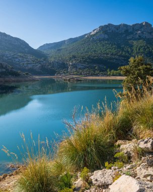 İspanya 'nın Mallorca kentindeki kayaların arasında yer alan küçük bir göl, Torrent de Gorg Blau.