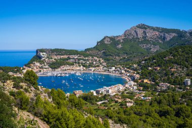 Port de Soller 'deki güzel sahil manzarası, Mallorca, İspanya, Akdeniz' deki yat ve gemiler için liman
