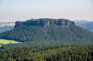Knigstein Kalesi 'nin göz kamaştırıcı manzarası. Sakson İsviçre Ulusal Parkı, Almanya. Ünlü turistik yer.