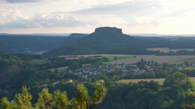 Çam ağacından Lilienstein masa dağına ve Knigstein kalesine bakın. Sakson İsviçre Ulusal Parkı, Almanya. Elbe Vadisi