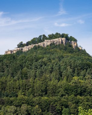 Almanya 'da Sakson İsviçre' deki ulusal parktaki güçlendirilmiş Koenigstein kalesi. Favori turizm beldesi.