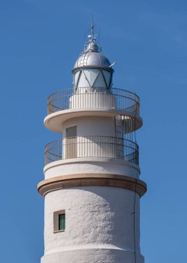 Mavi gökyüzüne karşı beyaz deniz feneri. Port de Soller, Mallorca, İspanya 