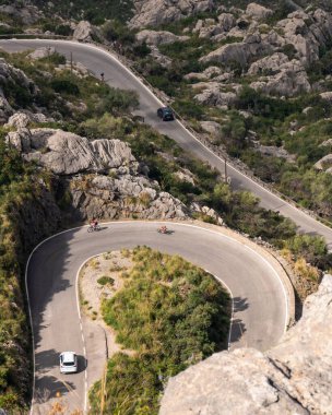 İspanya 'nın Mallorca kentindeki ünlü Sa Calobra yolu bisikletçilerin en sevdiği yerdir. Yalnız bisikletçiler ve arabalar.