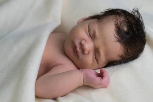 Yaşamın ilk günlerinde yeni doğmuş bir bebek. Sevimli küçük yeni doğmuş bebek