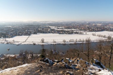 Kışın Dresden şehri ve Elbe Nehri manzarası. Ünlü turistik yer. 