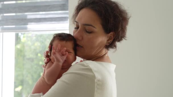 Kochająca Matka Opiekuje Się Nowonarodzonym Dzieckiem Mama Trzyma Płaczące Dziecko — Wideo stockowe