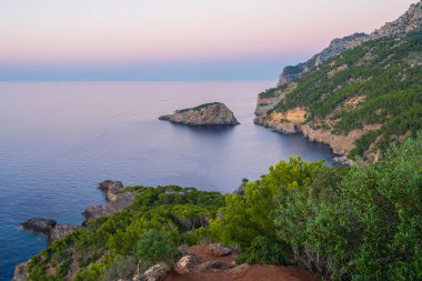 Günbatımında Port de Soller 'de güzel bir sahil manzarası, İspanya' nın Mallorca adasında yatlar ve gemiler için liman, Akdeniz. Balear Adaları 