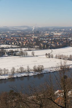 Kışın Dresden şehri ve Elbe Nehri manzarası. Ünlü turistik yer. 