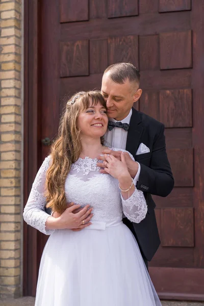 Gelin ve damat evlendikten sonra basamaklarda dikiliyorlar. Damat usulca eğildi gelini öpmek için.