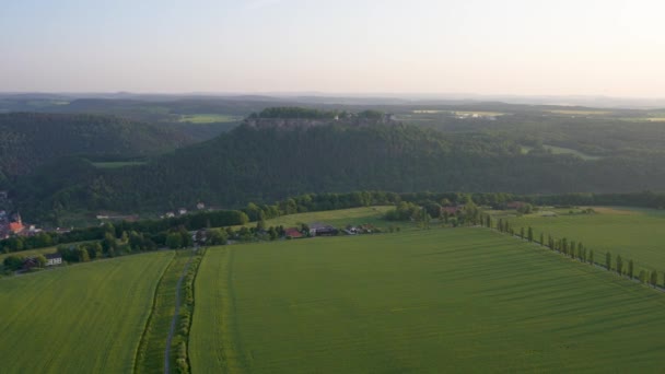 Pemandangan Udara Pemandangan Yang Menakjubkan Dari Benteng Knigstein Ladang Hijau — Stok Video