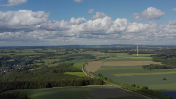 夏季无人驾驶飞机俯瞰着德国乡村绿地 高速公路和农舍的风景 4K格式的高质量射击 — 图库视频影像