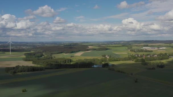 Летний Беспилотный Вид Ландшафт Зелеными Полями Ветряными Мельницами Шоссе Фермерские — стоковое видео