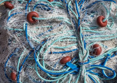 Limanda bir sürü renkli balık ağı kaldı. Port de Soler, Mallorca, İspanya