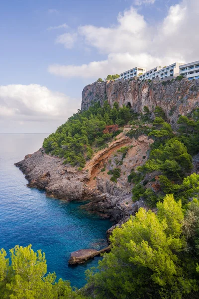 Günbatımında Port de Soller 'deki sahil şeridinin güzel manzarası, İspanya, Mallorca, Akdeniz, Balearic Adaları' ndaki huzurlu yat limanı