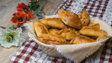 Tahta bir masada hasır sepeti dolduran turtalar. Ülke motivasyonu.