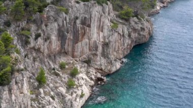 Uçurumdan Hırvatistan 'ın Dalmaçya kentinin Makarska kenti yakınlarındaki güzel Nugal plajına bakın. Makarska Riviera, Avrupa 'nın ünlü tarihi ve turistik beldesi.