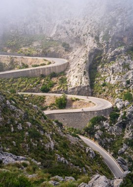 İspanya 'nın Mallorca kentindeki ünlü Sa Calobra yolu bisikletçilerin en sevdiği yerdir. Yalnız bisikletçiler dolambaçlı bir yola tırmanır.