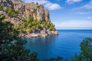 Mallorca 'nın resimli manzaraları. Rocky Coast, turkuaz deniz. Güneşli bir gün. Sa Calobra, Mallorca Adası, İspanya, Balearic Adaları.