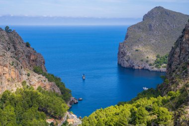 Mallorca 'nın muhteşem manzarası, Sa Calobra, Mallorca Akdeniz, Balearic Adaları kıyılarında lüks bir turist gemisi olan güzel bir deniz koy.
