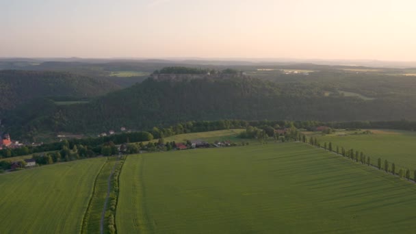 Luftaufnahme Atemberaubende Aussicht Auf Die Festung Knigstein Grüne Wiesen Bäume — Stockvideo
