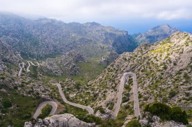 İspanya 'nın Mallorca adasındaki Sa Calobra' daki meşhur dolambaçlı yolda bulutlar. Tehlikeli yollar bulutların içinde döner adanın etrafında dolaşır. 