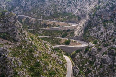 İspanya 'nın Mallorca adasındaki Sa Calobra' daki meşhur dolambaçlı yolda bulutlar. Tehlikeli yollar bulutların içinde döner adanın etrafında dolaşır.