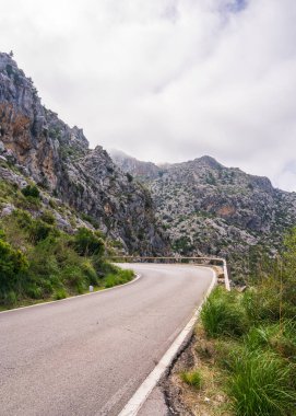 İspanya 'nın Mallorca adasındaki Sa Calobra' daki meşhur dolambaçlı yolda bulutlar. Tehlikeli yollar bulutların içinde döner adanın etrafında dolaşır. 