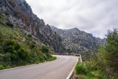 İspanya 'nın Mallorca adasındaki Sa Calobra' daki meşhur dolambaçlı yolda bulutlar. Tehlikeli yollar bulutların içinde döner adanın etrafında dolaşır. 