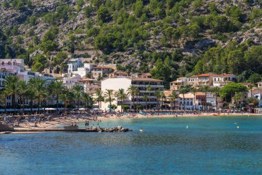 Port de Soler, Mallorca 'da. İspanya 4.10.2023. Güneşli, yaz günü, sahilde bir sürü turist.