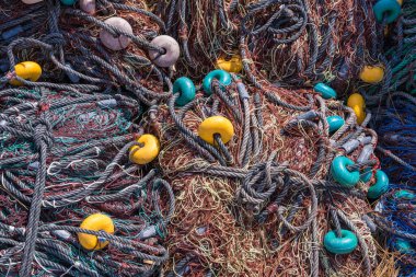 Limanda bir sürü renkli balık ağı kaldı. Port de Soler, Mallorca, İspanya