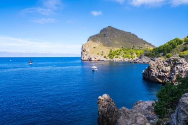 Mallorca 'nın muhteşem manzarası, Sa Calobra, Mallorca Akdeniz, Balearic Adaları kıyılarında lüks bir turist gemisi olan güzel bir deniz koy..