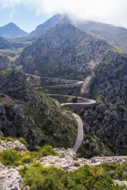 İspanya 'nın Mallorca kentindeki ünlü Sa Calobra yolu bisikletçilerin en sevdiği yerdir. Yalnız bisikletçiler dolambaçlı bir yola tırmanır.