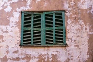 Penceredeki ahşap, yeşil, eski panjurlar. Mallorca. Majorka, İspanya
