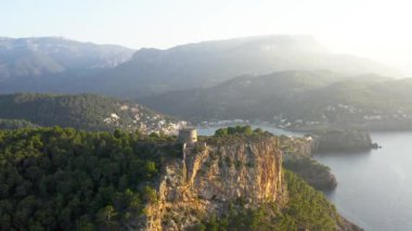 Mallorcan manzarasının muhteşem insansız hava aracı görüntüsü. Güneşli bir günde Port de Soller adlı turist kasabasının manzarası. Mallorca, Mayorka, İspanya, Balear Adaları